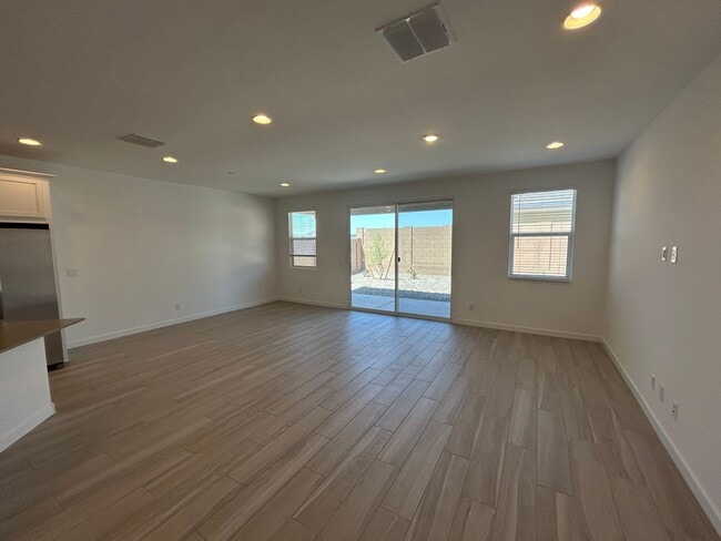 Building Photo - 5974 N 192nd Dr