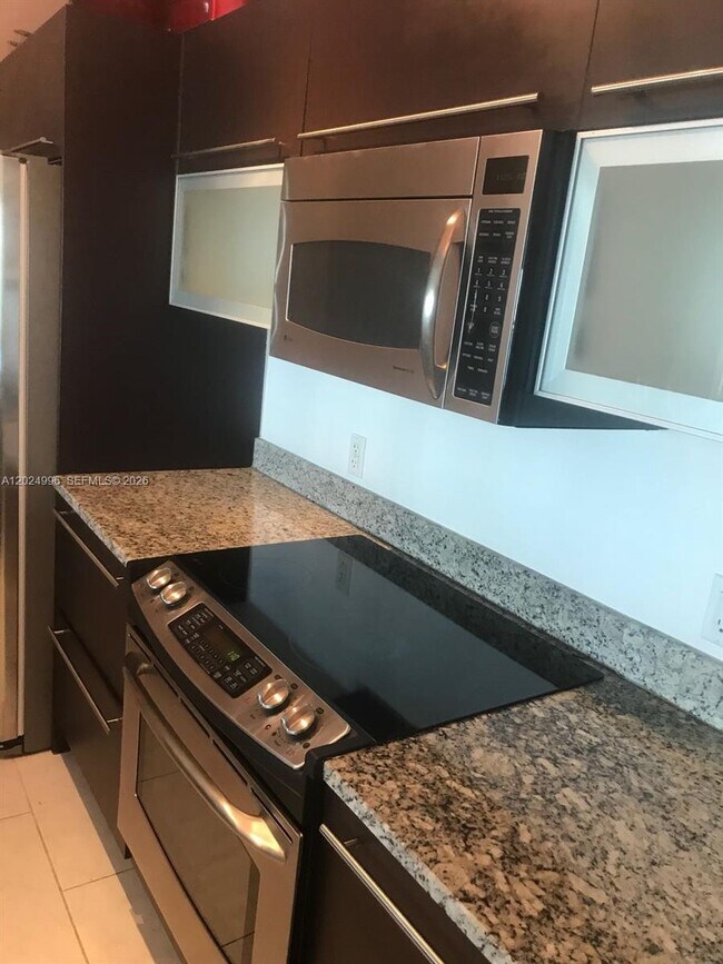 Building Photo - 950 Brickell Bay Dr