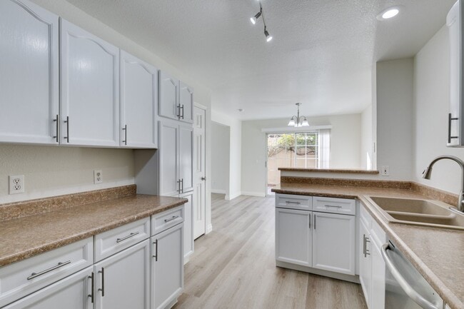 Building Photo - North Summerlin Townhouse with attached garage - 2 master suites