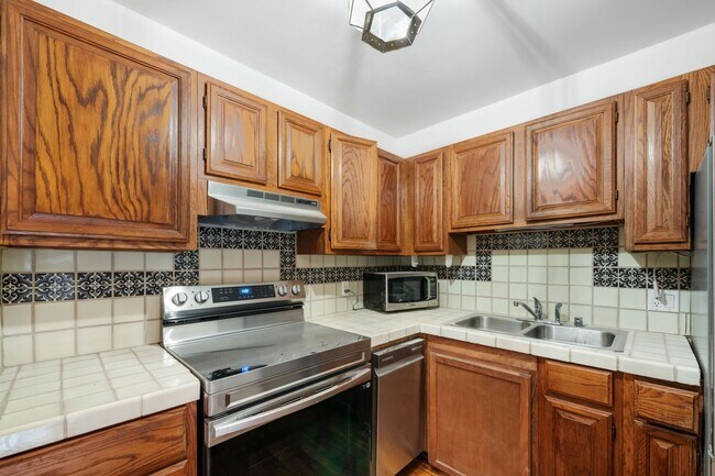 Building Photo - Inviting Studio in the Heart of Downtown S...