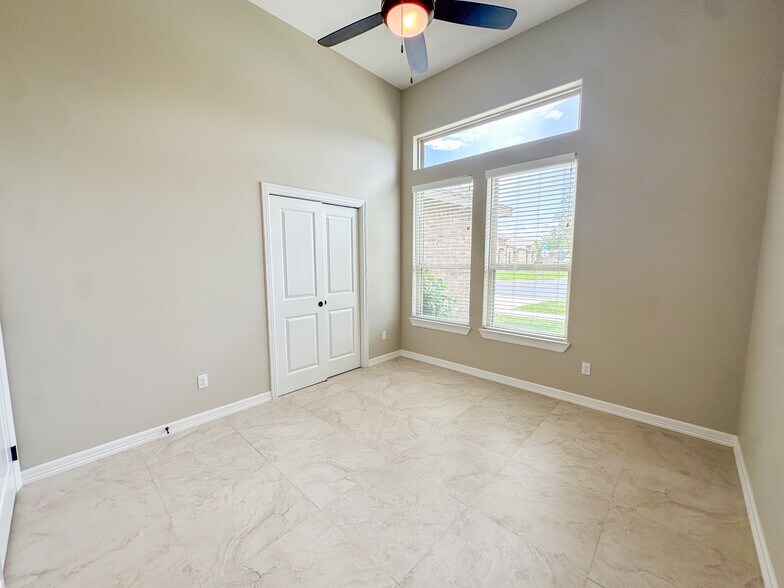 Building Photo - 814 Knotty Pine Ln