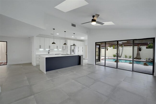 Building Photo - 7850 Villa Nova Dr