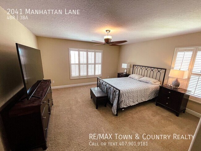 Building Photo - 2041 Manhattan Ln