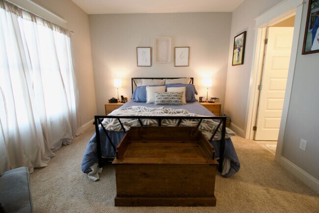 Building Photo - 3 Bed 3.5 Bath Luxury Townhome in Convenient Location!