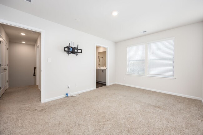 Building Photo - 317 Stream Valley Ct