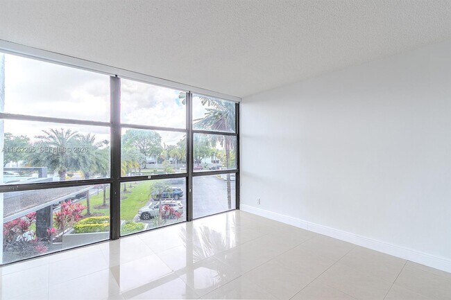 Building Photo - 1000 Parkview Dr