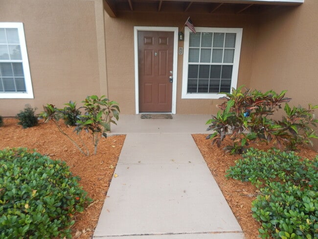 Building Photo - RESORT STYLE, GATED 1ST FLOOR CONDO LOCATE...