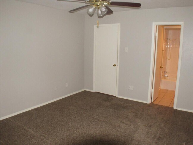 Building Photo - 10406 Shadow Bend Dr