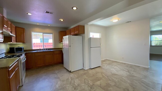 Building Photo - Huge 6BD/3BA on 63rd! (Lease out, pending ...