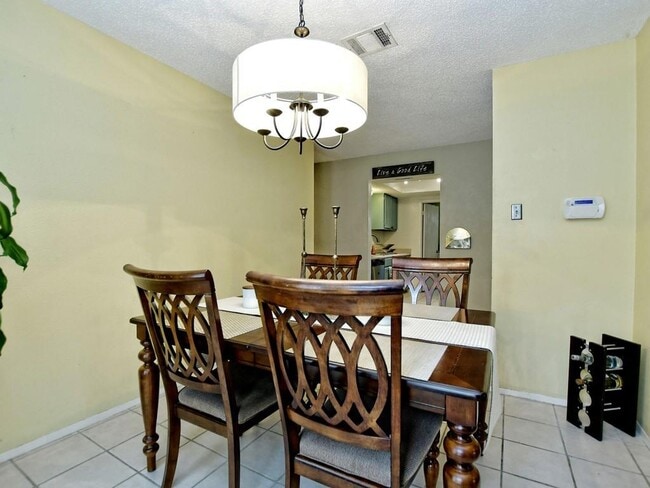 Building Photo - 11108 Applewood Dr