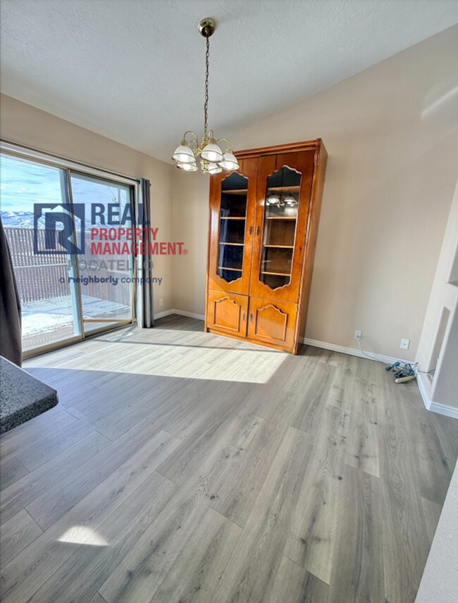 Building Photo - 4 bed 3 bath home - 2 car garage - pet friendly