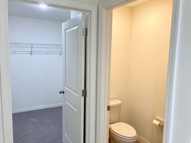 Building Photo - Golf Course Home!