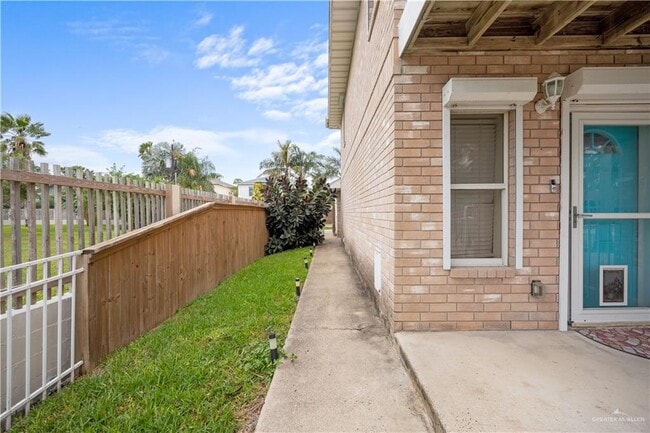 Building Photo - 14 W Bahama St