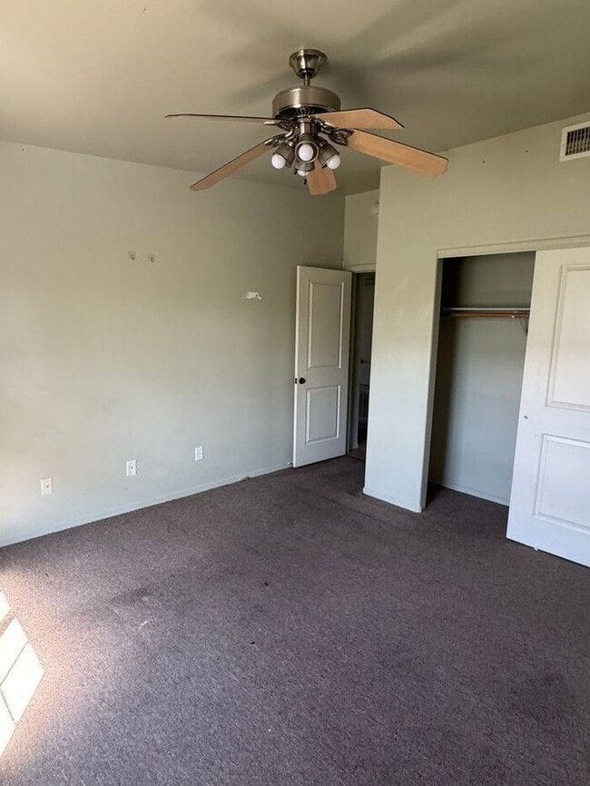 Building Photo - 3 bedroom 2 bath - Available now