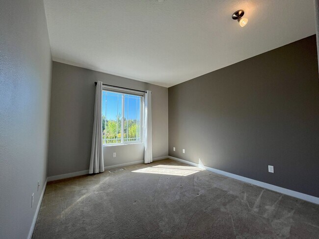 Building Photo - Modern 4-Bedroom End Unit with Community A...