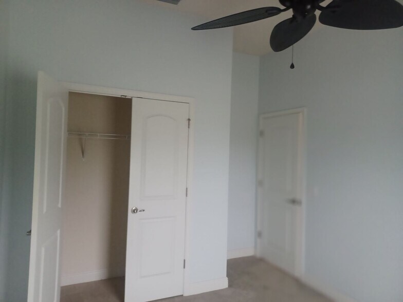 Building Photo - Spacious, Newly Remodeled  3 bedroom, 2 bathroom screened lanai GREAT LOCATION