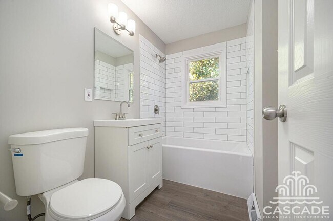 Building Photo - 806 SW Lea Dr