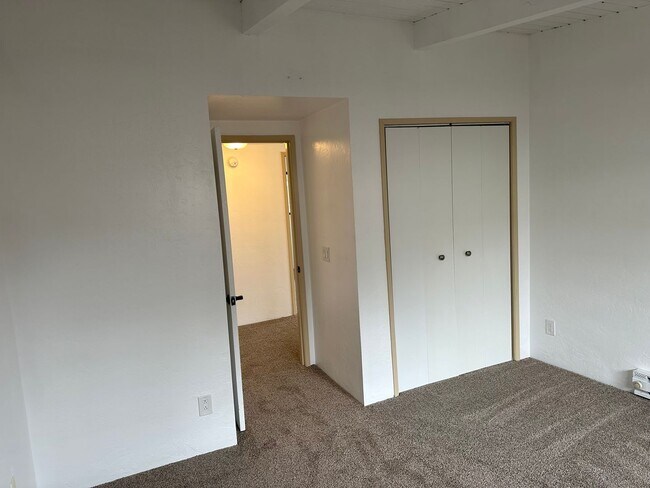 Building Photo - Beautifully updated 2 bedroom 1 bath home ...