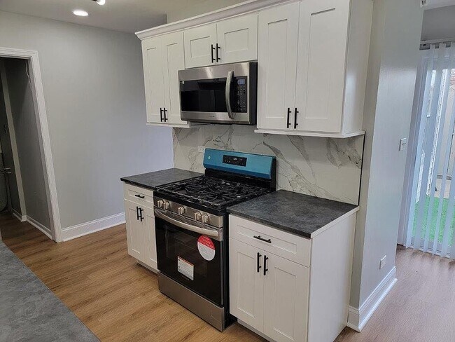 Building Photo - 1710 Queensbury Cir