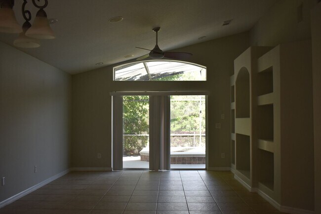 Building Photo - 2415 Sabastian St
