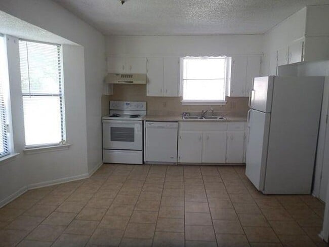 Building Photo - AVAILABLE SOON !