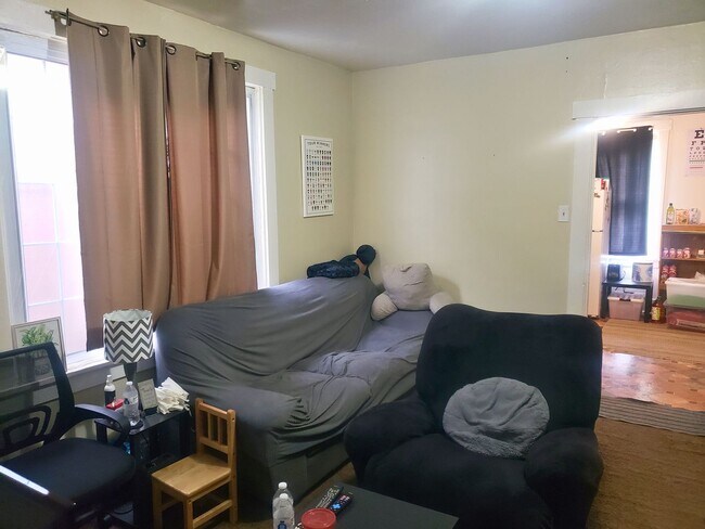 Building Photo - Inviting 2-Bedroom Home with Spacious Livi...