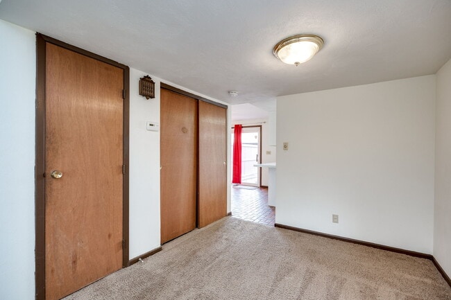 Building Photo - 2215 Barclay Ct