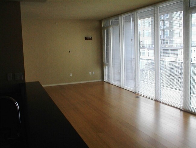 Building Photo - 2 Bed 2 Bath in heart of Seattle