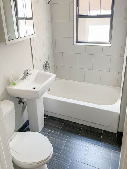 Building Photo - 538 W Cornelia Ave