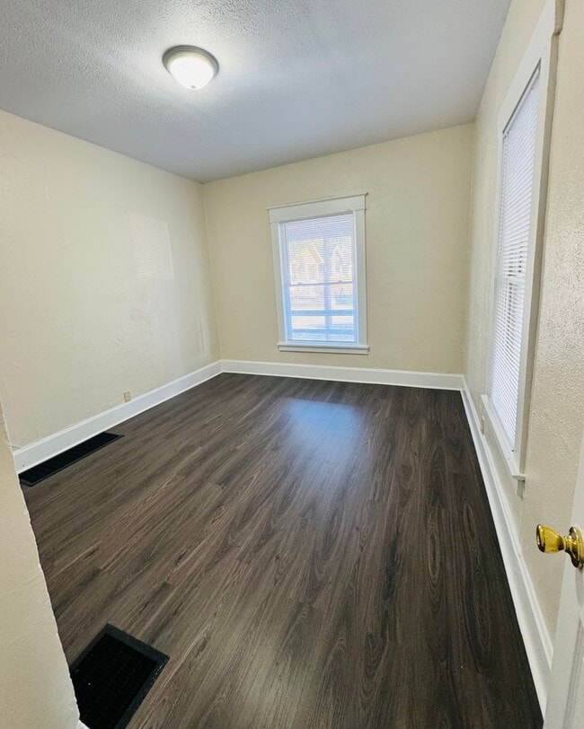 Building Photo - This home shines!