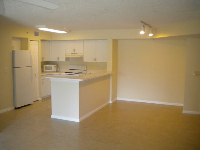 Building Photo - 2 Bedroom 2 Bath available in the Enclave