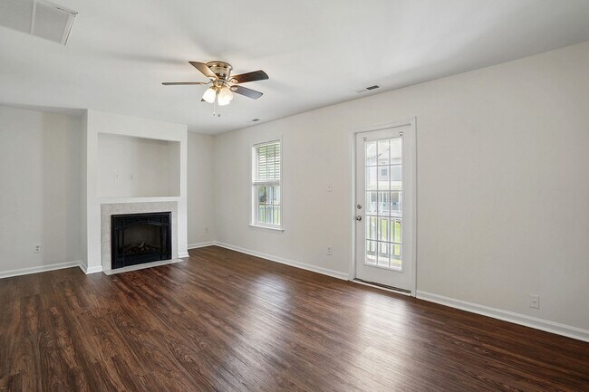 Building Photo - GREAT TOWNHOME- Come see it today!