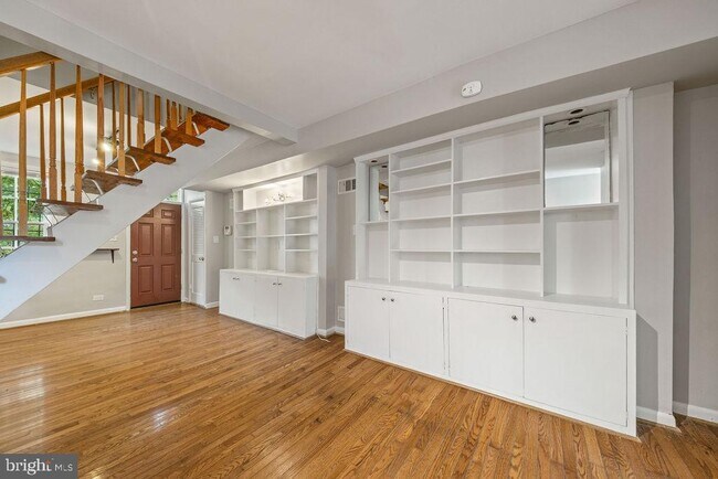 Building Photo - 1124 C St NE