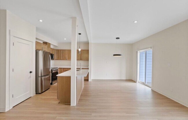 Building Photo - South Hill Townhomes