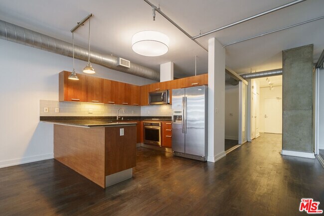 Building Photo - 645 W 9th St