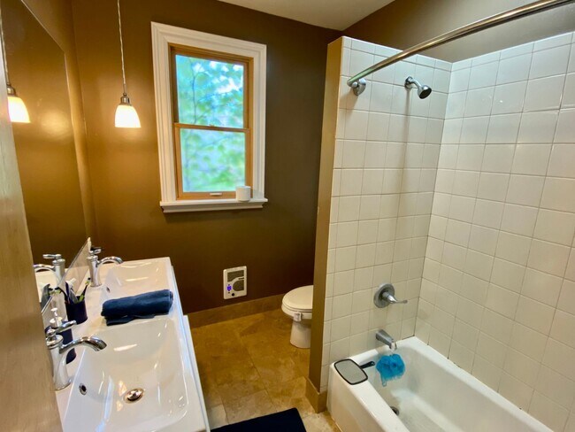 Building Photo - 5528-30 Comet Way