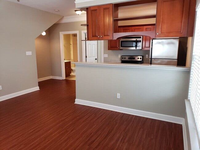 Building Photo - 3 bedroom townhome in gated community with...