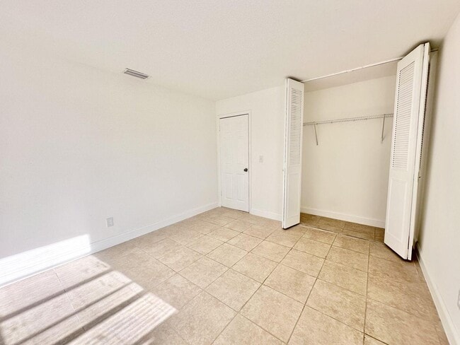 Building Photo - 906 Foresteria Dr