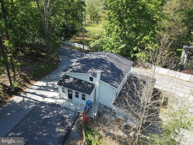 Building Photo - 798 Creek Rd