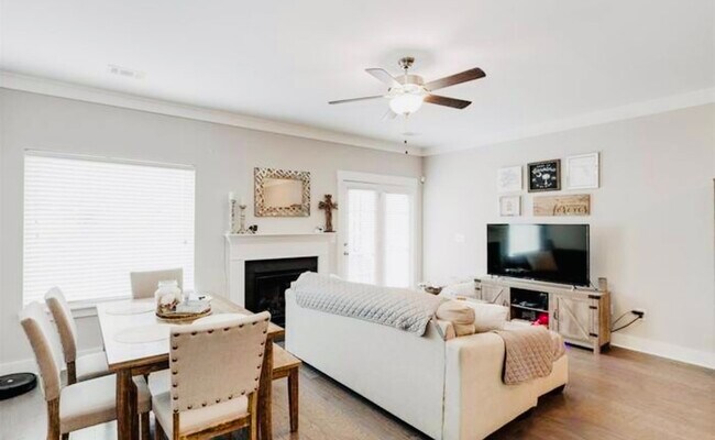 Building Photo - 731 Elmbrook Dr