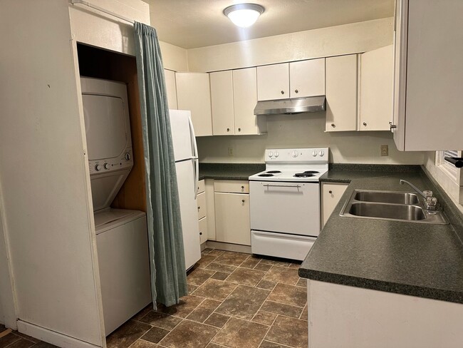 Building Photo - Great 5 Bedroom + 2 Bath House with Flexib...
