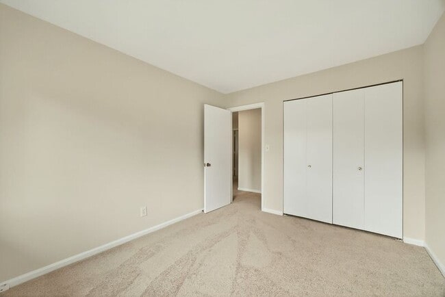 Building Photo - 94 Woodlake Dr