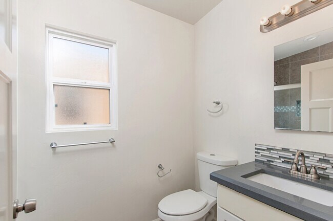 Building Photo - 2BD/1BA APARTMENT IN CROWN POINT! - 2 BLOCKS TO SAIL BAY! - $3,995/mo!