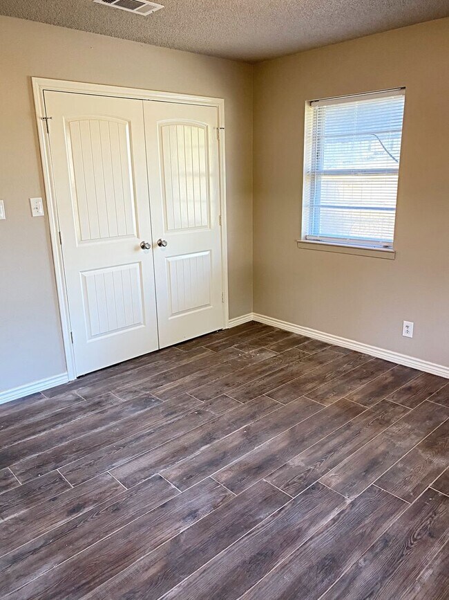Building Photo - 1090 Timberwood St