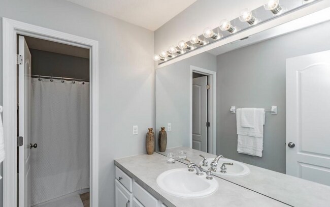 Building Photo - Stunning 4 Bedroom Elkhorn Home!!
