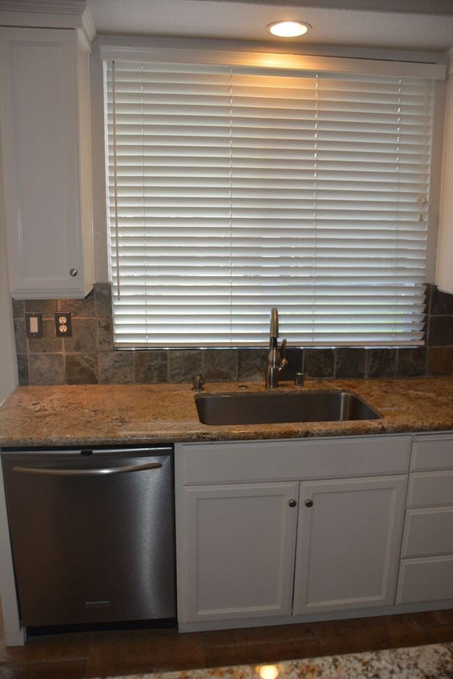 Building Photo - Sharp, clean and affordable Brentwood 3/2....