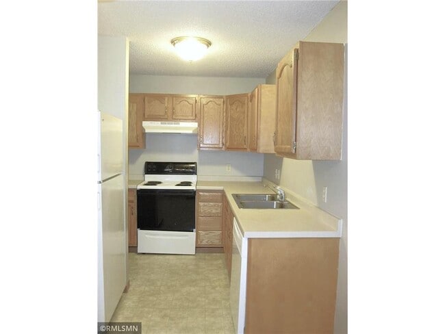 Building Photo - 626 W 8th St