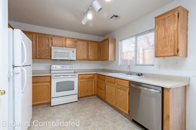 Building Photo - 3 br, 2.5 bath House - 925 Rivers Bend Dr.