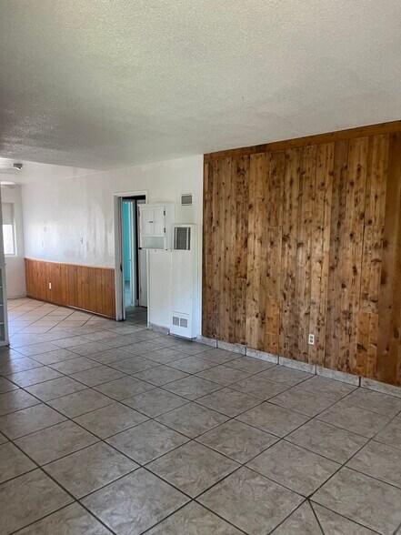 Living Area - 2323 W West Ave