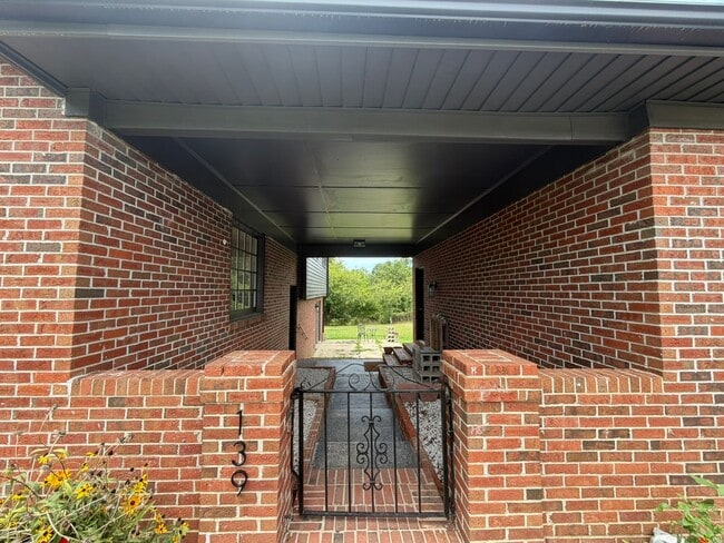 Building Photo - 139 Ingleside Dr